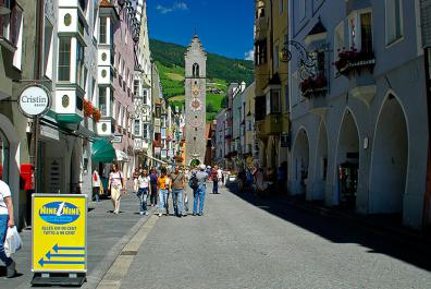 Malerische Einkaufsstraßen in Sterzing