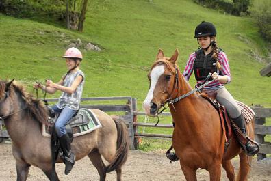 Equitazione per bambini al maneggio all’aperto del maso Bacher