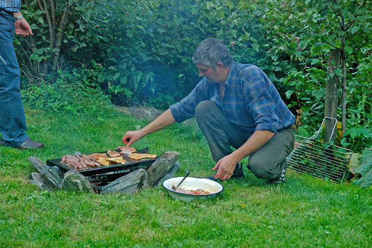 Rudolf beim Grillen in unseren Garten